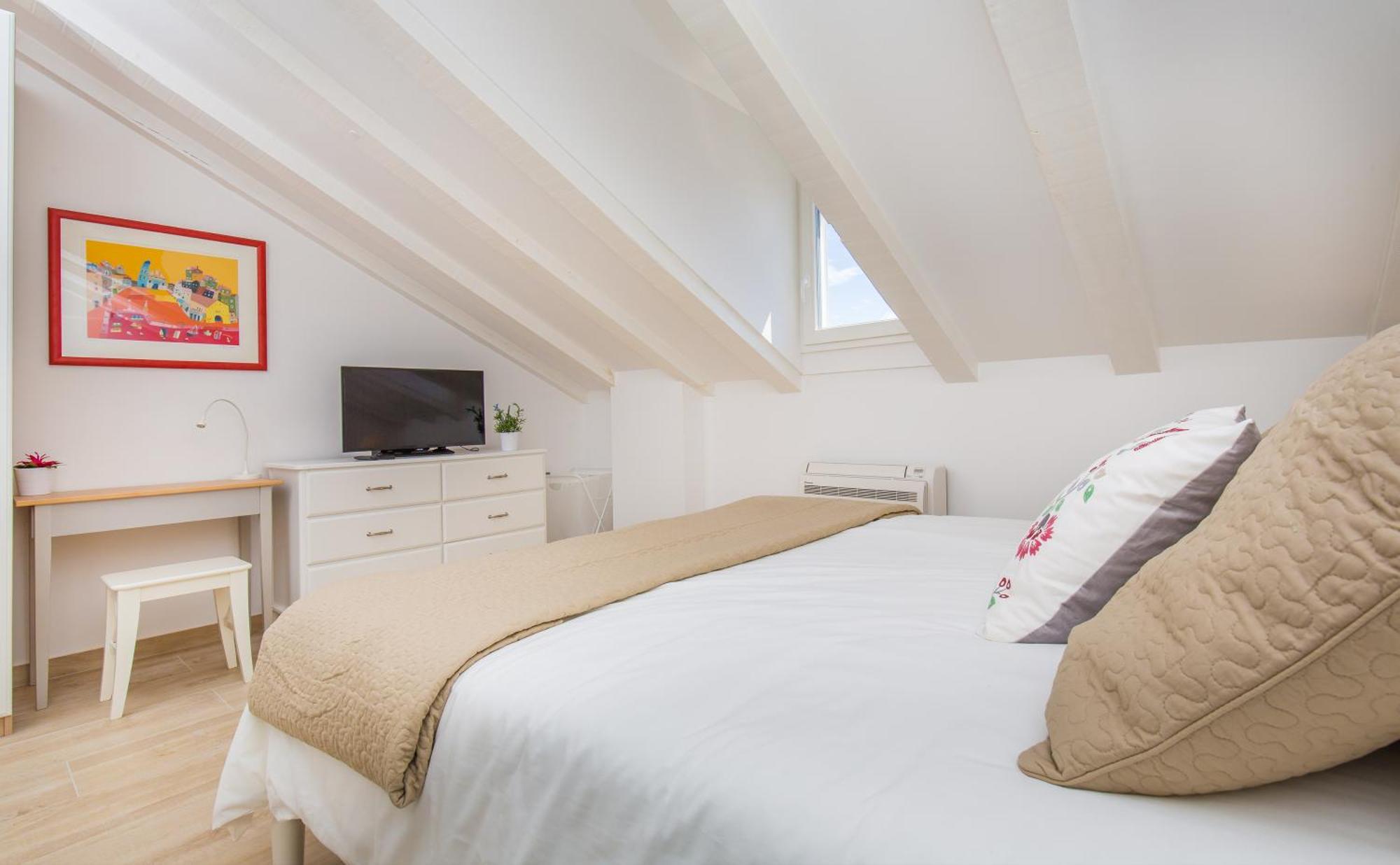 Porta And By Irundo Apartament